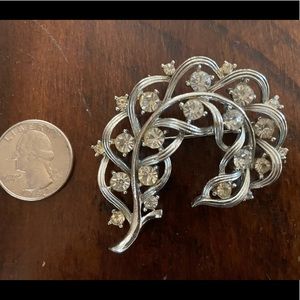 Vintage LISNER crystal silver tone metal leaves/bouquet brooch pin